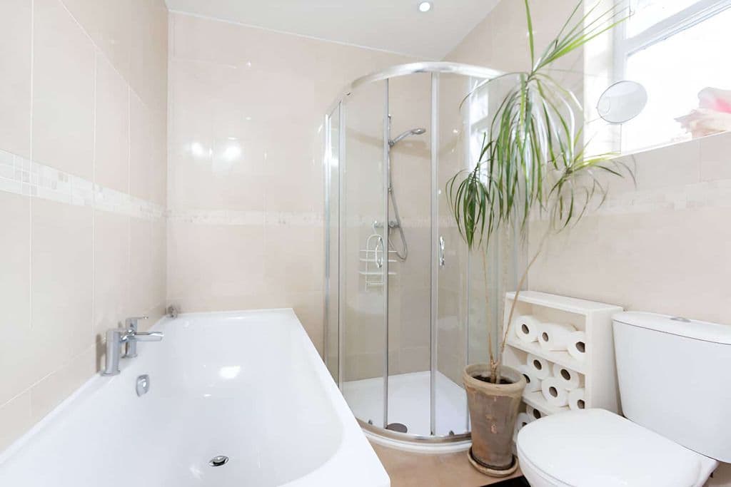 Bathroom Elegance in Surrey, UK - Rent houses and rooms with Homely Habitats