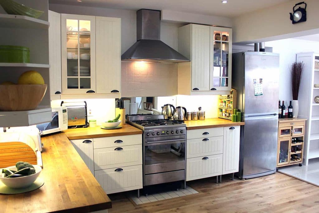 Sleek Kitchen Space in Surrey, UK - Rent with Homely Habitats